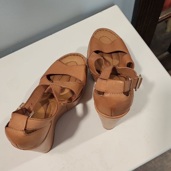 Born Size 38 Elegant Tan Women's Platform Sandals - Picture 5 of 8